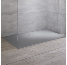 Ebene, graue Duschwanne mit Ablauf in einer Dusche