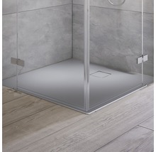 Ebenerdige Dusche mit Duschwanne und Glasabtrennung im Badezimmer