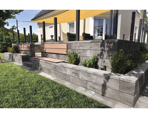 Terrasse mit Gartenmauer aus Betonsteinen und Sitzgelegenheiten