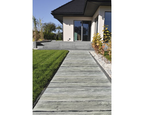 Gartenweg aus Betonplatten in Holzoptik vor einem Haus