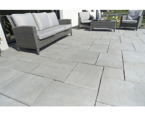 Terrasse mit Gartenmöbeln und Natursteinplatten