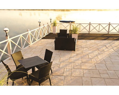 Aussenbereich mit Steinterrasse, Gartenzaun, Sitzgruppe und Blick auf den See