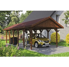 Carport en bois avec voiture et personne dans le jardin