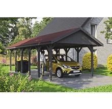 Carport aus Holz mit Auto und Person im Garten