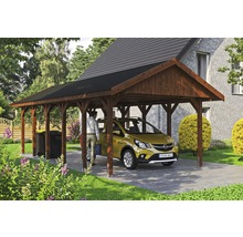 Holz Carport mit Auto und Person im Garten