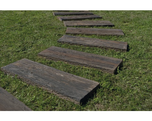 Gartenweg aus Holzstufen im Gras