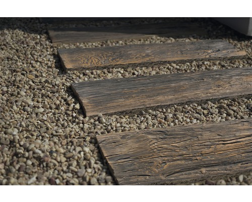 Trittplatten aus Holz auf Kiesweg