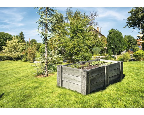 Jardinière en bois dans un jardin avec pelouse et arbres