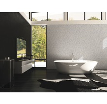 Salle de bains avec baignoire, lavabo et grande fenêtre donnant sur la verdure