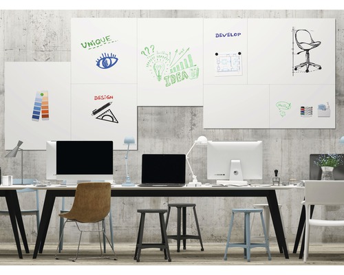 Büroarbeitsplatz mit Whiteboardwand mit Notizen und Skizzen