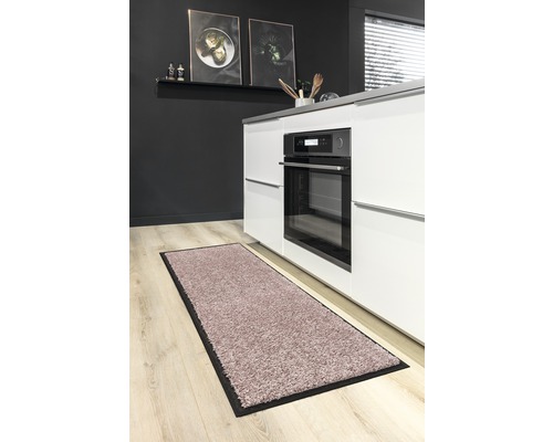 Tapis à poils longs avec bordure foncée dans une cuisine