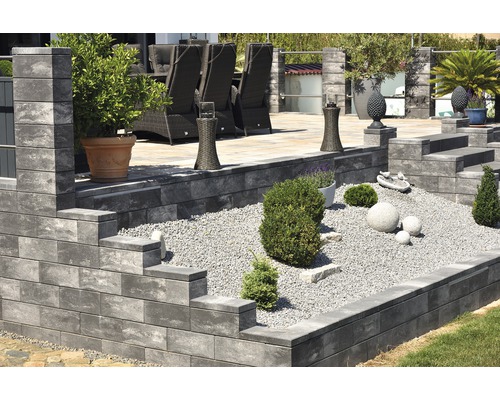 Jardin en terrasses avec pavés, gravier et décoration
