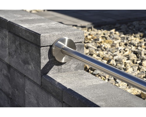 Gros plan d''une clôture avec main courante en acier inoxydable