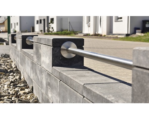 Mur en blocs de béton avec garde-corps en acier inoxydable