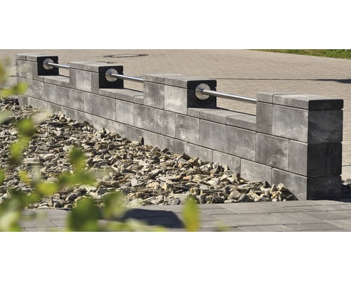 Muret de jardin en pierre bétonnée avec éléments métalliques et gravillons