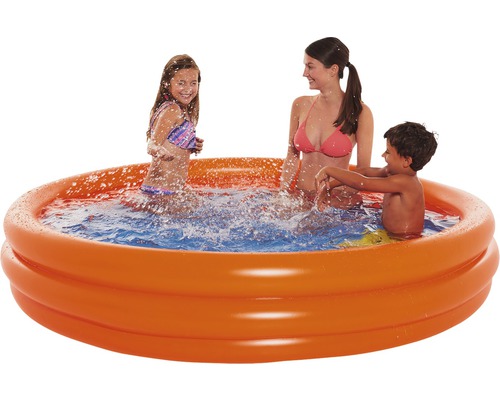 Des enfants pataugent dans une piscine gonflable