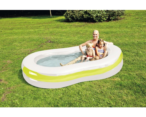 Aufblasbarer Pool mit Familie im Garten