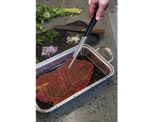 Steak en marinade avec pince, oignons, ail et herbes