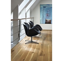 Drei schwarze Sessel auf einem Holzboden in einem hellen Raum