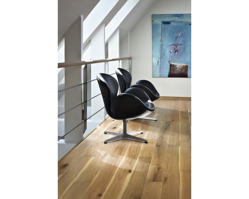 Drei schwarze Sessel auf einem Holzboden in einem hellen Raum