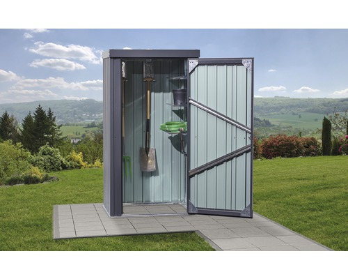 Geöffneter Geräteschuppen mit Gartengeräten im Garten.