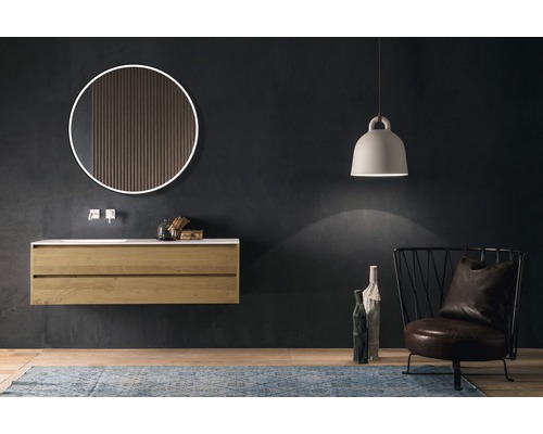 Salle de bains avec meuble sous-lavabo, miroir et éclairage