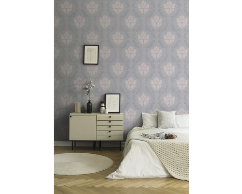 Chambre à coucher avec papier peint à motifs, commode et lit