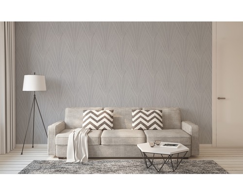 Salon avec papier peint à motifs, canapé et lampadaire