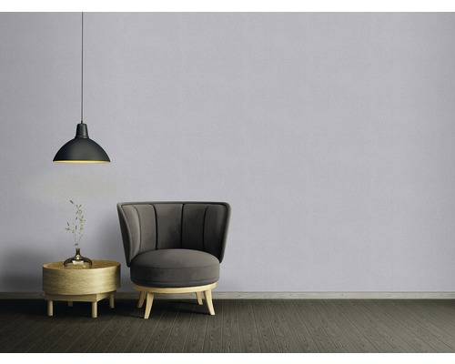 Salon avec fauteuil, table d''appoint, vase à fleurs et suspension.