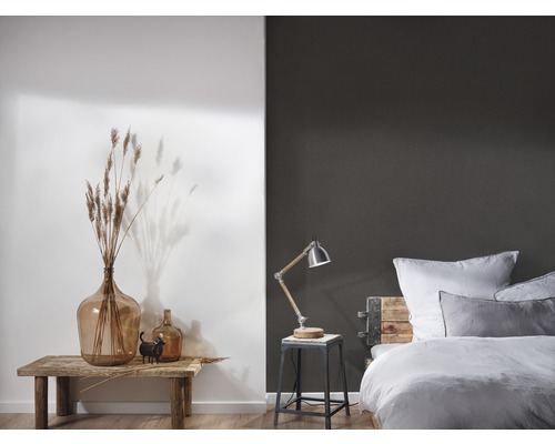 Schlafzimmerdekoration mit Glasvasen, Tischlampe und Bett