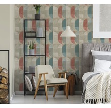 Raumansicht mit einer Wandtapete mit geometrischem Muster in einem Schlafzimmer.