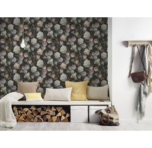 Vue d''une pièce avec papier peint à motifs floraux, banc et rangement pour le bois