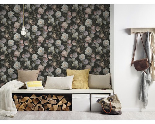 Raumansicht mit floraler Tapete, Sitzbank und Holzlager