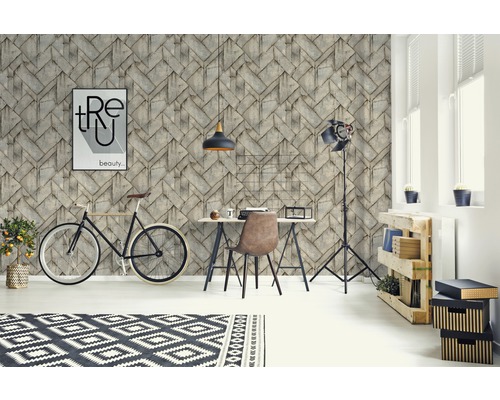 Scène d''une pièce lumineuse avec du papier peint à motifs, un bureau, une chaise et de la décoration