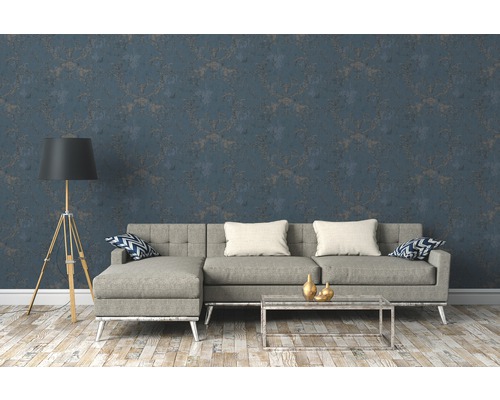 Salon avec canapé, lampadaire et papier peint à motifs