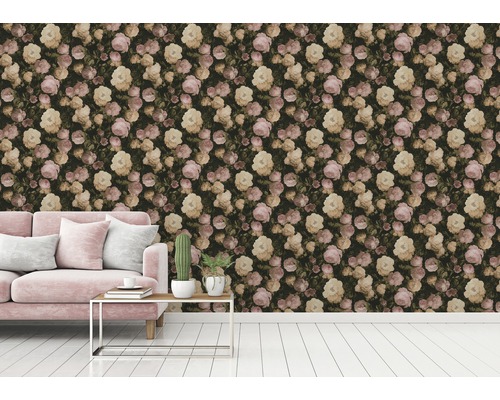 Wohnzimmer mit einer Wandtapete mit Rosenmuster, einer Couch und einem Tisch