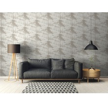 Salon avec canapé, lampadaire et papier peint à motif forestier