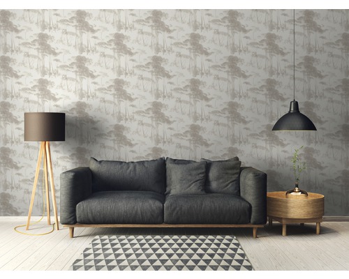 Salon avec canapé, lampadaire et papier peint à motif forestier