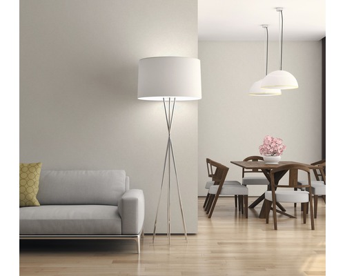 Helles Wohnzimmer mit Sofa, Stehlampe und Essbereich.