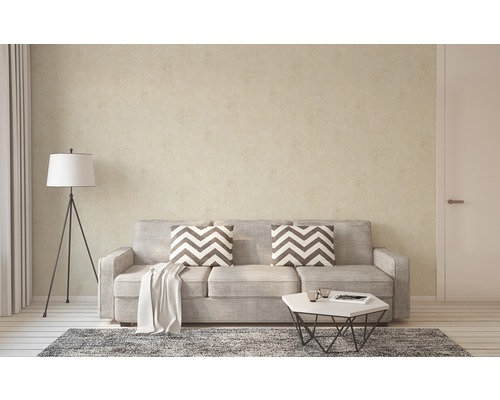 Wohnzimmer mit Sofa, Couchtisch und Stehlampe