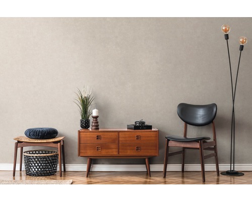 Wohnzimmer mit Kommode, Stuhl und Stehlampe auf Parkettboden