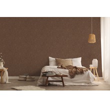 Chambre à coucher avec papier peint structuré brun, lit et décoration