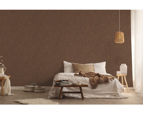 Schlafzimmer mit brauner Struktur Tapete, Bett und Dekoration