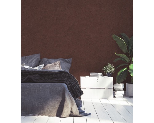 Schlafzimmer mit Bett, Nachttisch und Zimmerpflanze