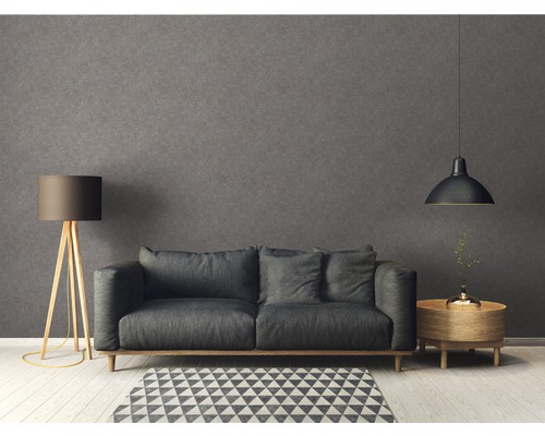Wohnzimmer mit Sofa, Stehlampe, Tischlampe und Teppich