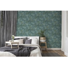 Schlafzimmer mit Wandtapete im Steinoptik-Design, Bett und Vorhängen