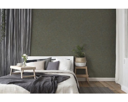 Schlafzimmer mit gemusterter Tapete, Bett und Vorhängen