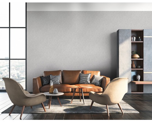Wohnzimmer mit Sofa, Sesseln, Couchtisch und Regal