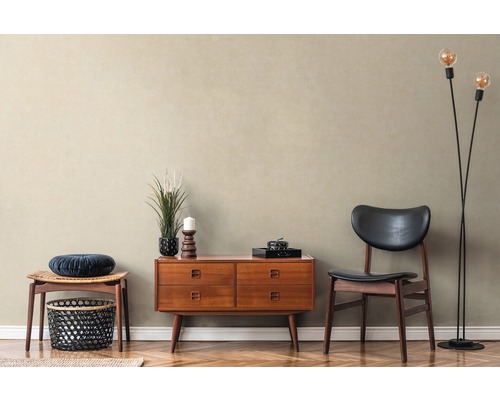 Salon de style rétro avec commode, chaise, tabouret et lampadaire