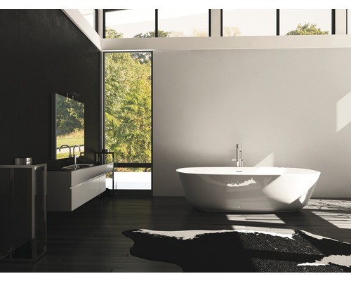 Badezimmer mit Badewanne, Waschbecken und Spiegel in modernem Design.